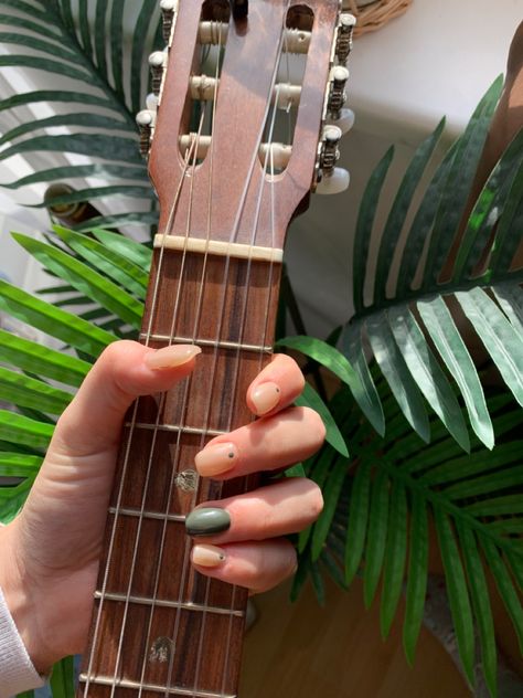 Guitar Friendly Nails, Nails For Guitar Players, Guitarist Nails, Guitar Nails, Album Ideas, Casual Nails, Drama Queen, Guitar Player, Playing Guitar