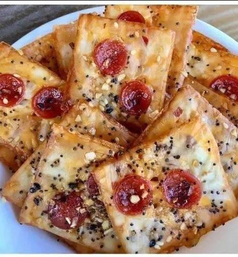 KETO PIZZA CHIPS 🍕I love this... - Keto Recipes For Beginners | Facebook Low Point Snacks, Keto Pizza Sauce, Weight Watchers Pizza, Pizza Chips, Home Made Pizza, Free Keto Meal Plan, Keto Cheese, Chips Recipe, Keto Diet For Beginners