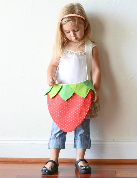 Strawberry Bag Pattern… so lovely i will defenitely do this for my little godchild. #diy #sewing Strawberry Bag Pattern, Strawberry Bag, Diy Sy, Sew Ins, Costura Diy, Sewing Purses, Creation Couture, Bag Patterns To Sew, Fabric Bags