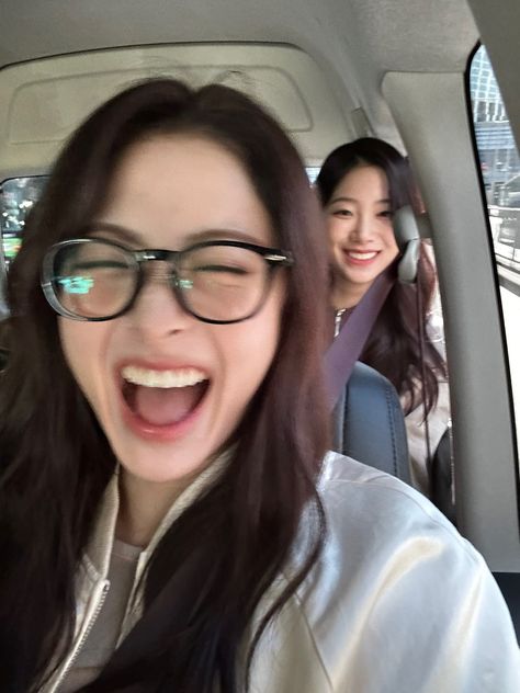 yunjin and kazuha Leserrafim Yunjin, Kpop Yunjin, Kpop Selcas, Girlfriend Kpop, Kazuha Nakamura, Happy Icon, Kpop Birthday, Birthday Kpop, Selca Kpop