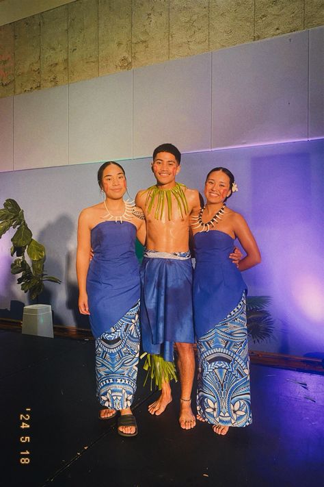 Puletasi Designs, Samoan Dresses, Polynesian Dresses, Christmas Presents For Teens, Samoan Dance, Nrl Bulldogs, Polynesian Clothing, Samoan Clothing, Samoan People