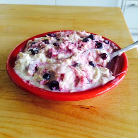 Bircher Muesli: Breakfast of Swiss Champions! Swiss Muesli Recipe, Bircher Muesli Recipe, Swiss Muesli, Muesli Breakfast, Muesli Recipe, Bircher Muesli, Yogurt Flavors, Raw Diet, Quick Oats