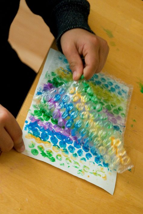 Bubble Wrap Prints: This is such a fun activity for kids of all ages.  Simply paint on bubble wrap and then press onto paper to create dotty prints.... Bubble Wrap Painting Ideas, Sea Scrapbook, Bubble Wrap Crafts, Bubble Wrap Art, Colour Names, Fun Activity For Kids, School Age Activities, Rainbow Order, Craft Ideas For Kids