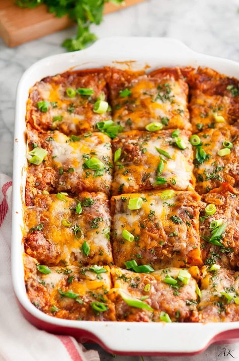 Vegetarian Black Bean Enchilada Casserole (Video) - Aberdeen's Kitchen Black Bean Enchilada Casserole, Veggie Enchilada Casserole, Bean Enchilada Casserole, Sandwich Vegetarian, Veggie Enchiladas, Vegan Casserole, Black Bean Enchiladas, Enchilada Casserole Recipes, Bean Enchiladas