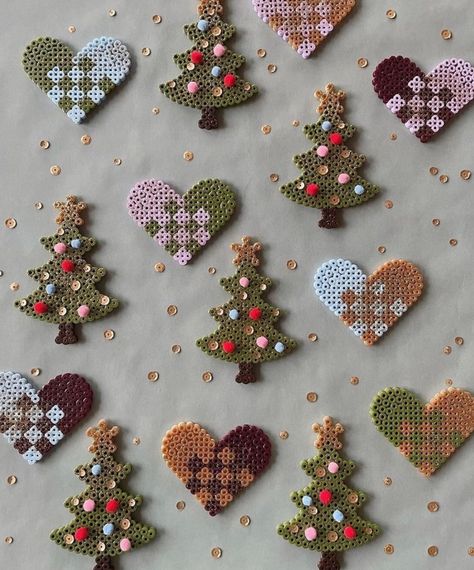 Hama Beads Christmas, Jul Diy, Christmas Perler Beads, Hamma Beads Ideas, Easy Perler Beads Ideas, Fuse Bead Patterns, Art Perle, Hama Beads Design, Perler Bead Templates