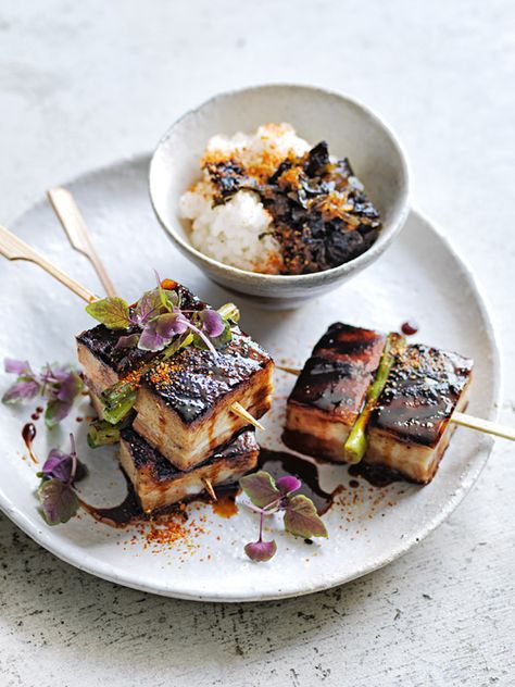 Fancy Cafe Food, Fancy Bar Food, Japanese Pork Belly Recipes, Fancy Japanese Food, Fancy Asian Food, Pork Yakitori, Gourmet Recipes Fancy, Pork Belly Appetizer, Japanese Pork Belly