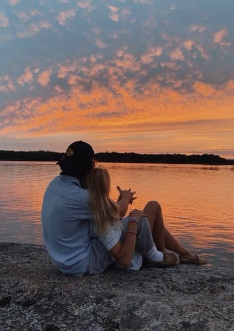 𝐚𝐮𝐝𝐫𝐞𝐲 ☻ Country Couples, Shotting Photo, Couple Goals Teenagers, Cute Relationship Photos, Couple Picture Poses, Goals Pictures, Foto Poses, Cute Couples Photos, Couple Beach