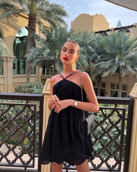 Black Dress Red Lips, Red Lips Outfit, Nightout Outfit, Dubai Outfits, Dress Homecoming, Traje Casual, Short Prom Dress, Classy Casual Outfits, Dress Beach