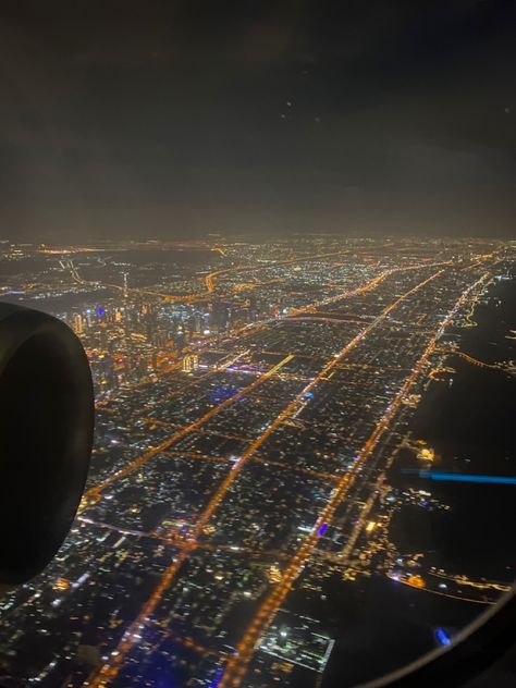 #dubai #airplane #aesthetic Aesthetic Airplane Window, Aesthetic Airplane, Airplane Aesthetic, Airport Aesthetic, Airplane Window, Pretty Pics, Vacation Mode, Night City, City Aesthetic