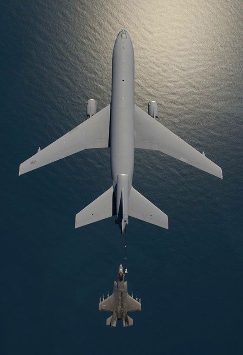 Lockheed F-35A Lightning II refueling with a McDonnell Douglas KC-10 Extender Photo Avion, F 35 Lightning Ii, Aircraft Photos, Military Jets, Jet Plane, Aircraft Pictures, United States Air Force, Fighter Pilot, Fighter Planes