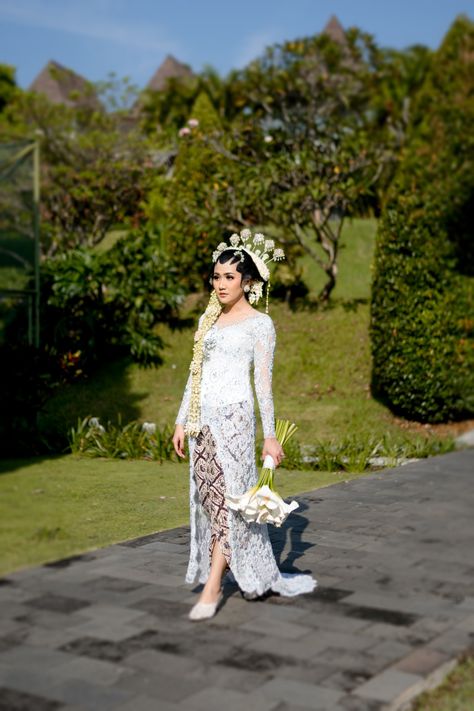 Akad Nikah Jawa, Kebaya Wedding, Adat Jawa, Foto Wedding, Kebaya Dress, Mode Abaya, Model Poses Photography, Wedding Mood, Bride Look