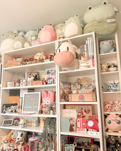 Eeee I love my new office space so much🤍🤍 Being able to surround myself with all my favourite things while I work is just the best!🥰 How is your week going so far?😊 Mine is looking quite busy but exciting!✨️ • • • #desk #desksetup #cozyhome #shelf #shelfdecor #nintendo #pokemon #squishmallows #gaming #cozygamer Pokemon Plush Shelf, Pastel Bookshelf, Pokemon Squishmallows, Plush Shelf, Bookshelf Decoration, Cozy Gaming, Video Game Collection, Book Room, Nintendo Pokemon