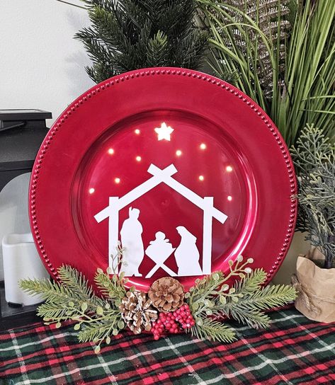 4 Genius Christmas Crafts Using Dollar Tree Plates - DIY Beauty on Purpose Christmas Charger Plate Ideas, Charger Plate Christmas Ideas, Christmas Charger Plates, Charger Plates Christmas, Diy Christmas Plate, Dollar Tree Plates, Charger Plate Crafts, Elegant Holiday Decor, Best Christmas Lights