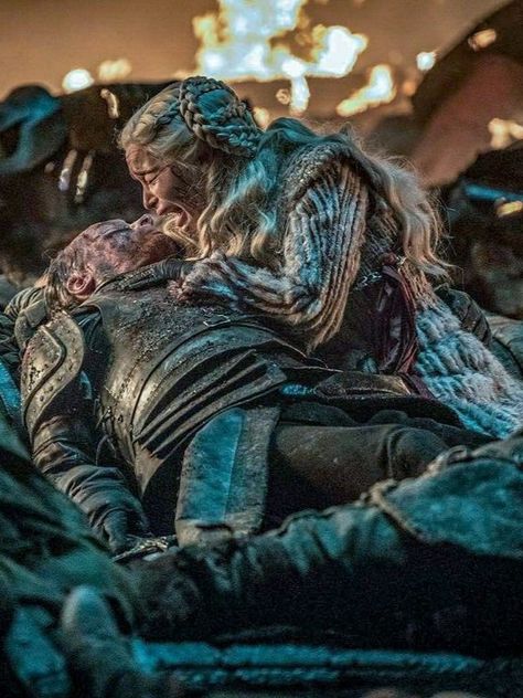 Ser Jorah falls and Daenerys weaps Ser Jorah And Daenerys, Ser Jorah Mormont, Ser Jorah, Jorah Mormont, Game Of Throne Daenerys, Game Of Thrones Facts, Fire And Blood, The North Remembers, Got Game Of Thrones