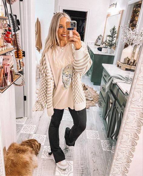 Comfy But Dressy Outfits, Muggy Weather Outfit, Casual 60 Degree Weather Outfit, Comfy Salon Outfits, Holley Gabrielle Outfits, Trendy Hairstylist Outfits, Comfy Cold Weather Outfits, Cute Mom Outfits Comfy Casual, Salon Fits