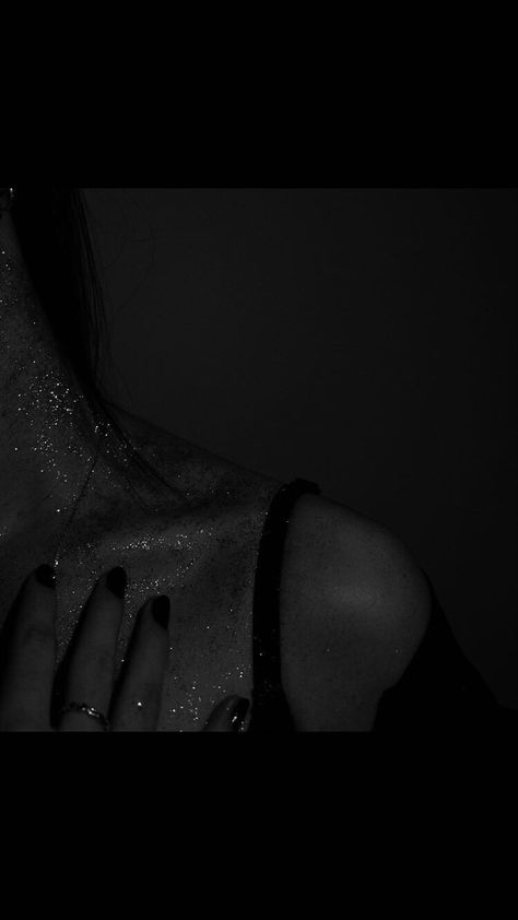 Glitter Tears Photoshoot, Body Glitter Photoshoot, Silver Body Glitter, Glitter Hands, Glitter Shoot, Glitter Photoshoot, Glitter Photo Shoots, Content Aesthetic, 19 Birthday