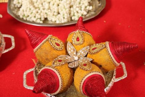 Seemantham Decoration, Kongu Wedding, Coconut Decor, Engagement Tray, Favours Ideas, Wedding Trays, Indian Wedding Decoration, Origami Lotus, Coconut Decoration