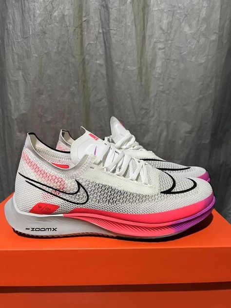 Nike Track Shoes, Spikes Running Shoes, Track Running Shoes, Cute Running Shoes, Running Wear, Nike Shoes Outfits, Track Shoes, Fresh Shoes, Women's Running Shoes