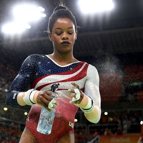 9 Ways to Copy Gabby Douglas’s Lipstick Color Swimmer Problems, Gymnastics World, Olympic Badminton, Olympic Games Sports, Jordyn Wieber, Gabby Douglas, Gymnastics Team, Usa Gymnastics, Rio Olympics 2016