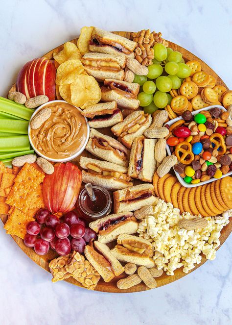 Fun Peanut Butter And Jelly Sandwiches, Easy Fun Charcuterie Board, Peanut Butter Jelly Charcuterie Board, Pbj Charcuterie Board, Food Boards Dinner, Kids Cheese Board, Charcuterie Board Lunch Ideas, Kids Snack Platter Ideas, Lunch Grazing Board