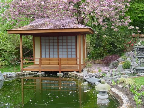 Japanese Garden House, Tea House Design, Kolam Koi, Japanese Garden Landscape, Japanese Tea House, Japanese Tea Garden, Asian Tea, Japanese Style House, Zen Garden Design