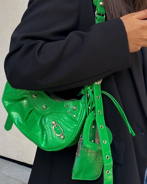 Green Shoulder Bag Outfit, Shoulder Bag Outfit, Green Shoulder Bag, Color Trends Fashion, Bag Outfit, Pinterest Girls, Cute Bags, Balenciaga City Bag, Work Fashion