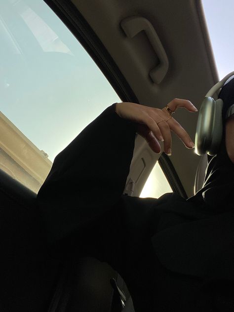 Picture With Headphones, Air Pods Max Aesthetic, Muka Lelaki, Cooler Style, Airpods Max, 사진 촬영 포즈, Instagram Inspiration Posts, Profile Pictures Instagram, Muslimah Aesthetic