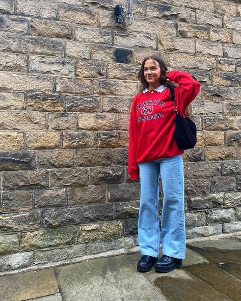 Red Sweatshirt Outfit Aesthetic, Red Crewneck Outfit, Red Sweatshirt Outfit, Vneck Outfit, School Clean, Crewneck Outfit, Oversize Outfit, Fits Ideas, Outfit Retro