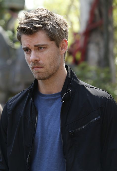 Lincoln Campbell (Luke Mitchell in Agents Of S.H.I.E.L.D., Season 2, 2014) Lincoln Agents Of Shield, Lincoln Campbell, Luke Mitchell, Marvel Agents Of Shield, Agents Of Shield, Fashion Suits For Men, Attractive Guys, Dream Guy, Bucky Barnes