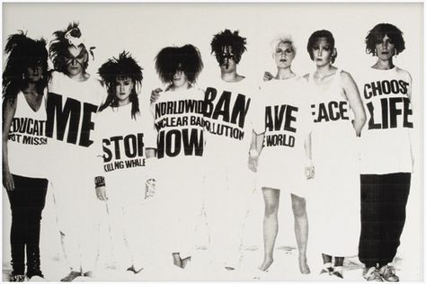 The politics of the '80s were soon shown via pop stars Wham! when they adopted the designs of British designer Katherine Hamnett and her memorable t-shirt: Choose Life. Hamnett had created a series... Katherine Hamnett, 1980s Fashion Trends, Katharine Hamnett, 80s Fashion Trends, 90s Fashion Women, Protest Signs, Hair And Beauty Salon, Tee Shirt Homme, 1980s Fashion