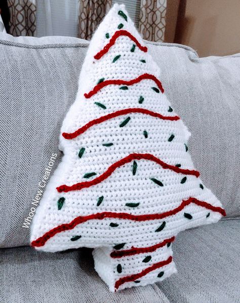 Crochet Christmas Tree Pattern Free, Crochet Christmas Pillows, Cake Design 2023, Little Debbie Tree, Cake Pillow, Cake Design Tutorial, Crochet Christmas Trees Pattern, Holiday Crochet Patterns, Crochet Cake