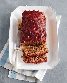 Not your average blue-plate special, this recipe brings three ground meats together with a sweet-and-sour glaze to form a tender and moist mealtime favorite. Martha Stewart Meatloaf, Easy Turkey Meatloaf, Meatloaf Burgers, Classic Meatloaf Recipe, Classic Meatloaf, Martha Stewart Recipes, Best Meatloaf, Turkey Meatloaf, Easy Meatloaf