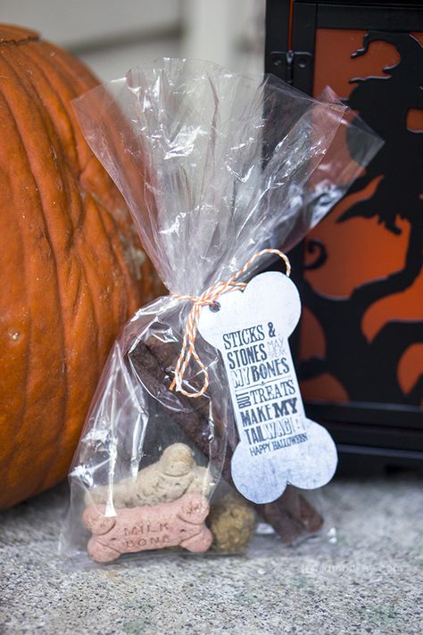 Howlin’ Halloween Treat Bags for Dogs – Free Printable Doggie Bags For Dogs, Doggie Treat Bags, Dog Treat Bags Ideas, Halloween Treats For Dogs, Doggy Treat Bags, Dog Treat Bags, Dog Treat Packaging, Halloween Dog Treats, Dog Themed Birthday Party