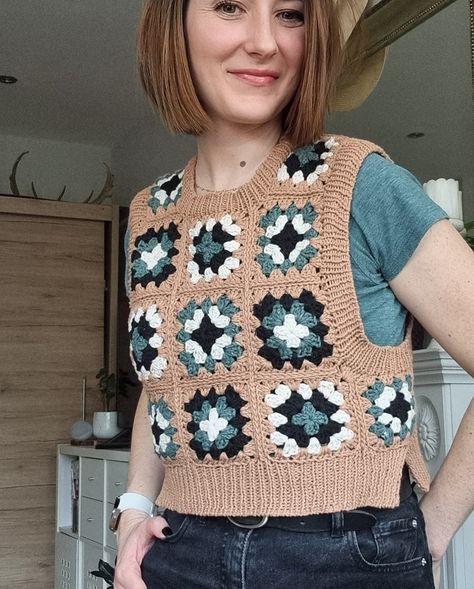 Granny Square Crochet Pattern Clothes, Crochet Sweater Squares, Crochet Granny Square Vest Pattern, Granny Squares Sweater, Granny Square Sweater Vest, Granny Square Crochet Vest, Granny Square Crochet Sweater, Easy Crochet Patterns Free Beginners, Crochet Granny Square Vest