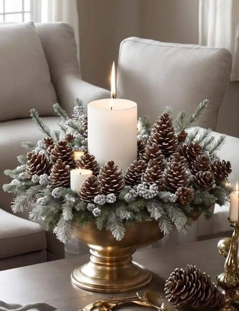 Christmas Table Scaping, Small Table Christmas Centerpiece, Pine Decoration Ideas, Xmas Table Centerpieces, Christmas Decor Ideas Gold, Christmas Decorations Gold, After Christmas Decor, Gold Tableware, Xmas Centerpieces