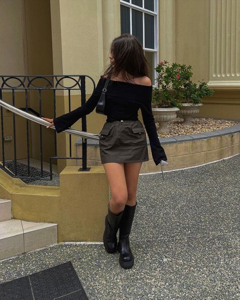 Black Off Shoulder Top Outfit, Black Off The Shoulder Sweater, Khaki Mini Skirt, Off The Shoulder Top Outfit, Shoulder Tops Outfit, Black Sweater Outfit, Black Off Shoulder Top, Outfit Inso, Off The Shoulder Sweater