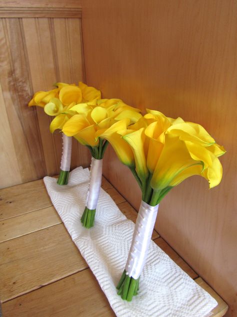 Yellow Calla Bouquets - simple and clean and a bright constrast to the bridesmaid dresses Yellow White Bridesmaid Dresses, Cala Lillies, Yellow Bridesmaid, Navy Bridesmaids, Bouquet Box, Yellow Bouquets, Bouquet Bridesmaid, Bridesmaids Bouquet, Pink Photography