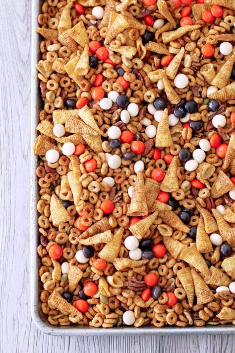 Pumpkin Spice Cheerios Snack Mix by Foodtastic Mom Cheerio Snacks, Thanksgiving Munchies, Pumpkin Cheerios, Cereal Mixes, Cheerios Snack Mix, Pumpkin Spice Cheerios, Cheerios Snacks, Pumpkin Spice Snack, Pumpkin Preschool