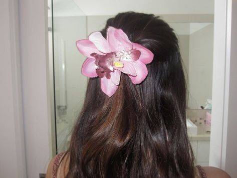 Hair Clips Aesthetic, Clip Hairstyles, Cali Girl, Malibu Barbie, Glowy Skin, Flower Clip, Floral Hair, العناية بالشعر, Pretty Hairstyles