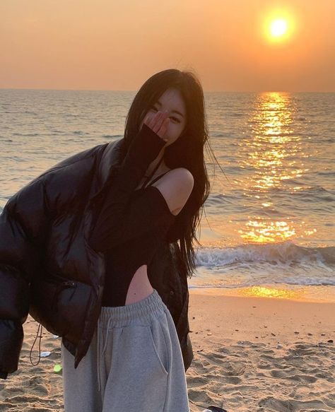 Kore Ulzzang, Korean Picture, Korean Photo, Pose Fotografi, 사진 촬영 포즈, Beach Photography Poses, Foto Poses, Korean Aesthetic, Foto Ideas Instagram