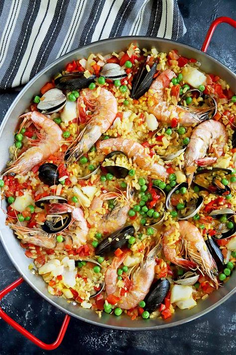 Paella de marisco is a popular summer seafood recipe in Spain. The hearty rice dish brings the best of what’s fresh from the sea like shrimp, fish, and mollusks. Read more now on Foodal. #seafoodrecipes #paella #foodal Best Paella Recipe, Paella Recipes, Spanish Paella Recipe, Shrimp Paella, Vegetarian Paella, Easy Paella, Paprika Recipes, Paella Recipe Seafood, Summer Seafood Recipes