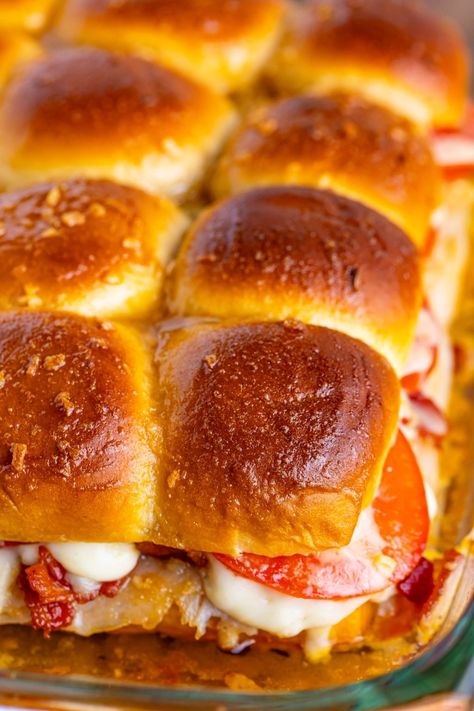 Fresh baked Kentucky Hot Brown Sliders in a dish. Hot Brown Sliders, Kentucky Hot Brown Sliders, Kentucky Hot Brown Sandwich, Hot Browns, Kentucky Derby Food, Kentucky Derby Recipes, Derby Recipe, Sandwich Shapes, Derby Party Food