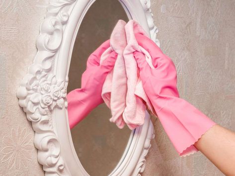 Clean Mirrors Without Streaks, Clean Mirrors, Mirror Cleaning, Dusting Blinds, Cleaning Windows, Cleaning Bathroom, Auto Maintenance, Bathroom Hacks, Cleaning Stuff