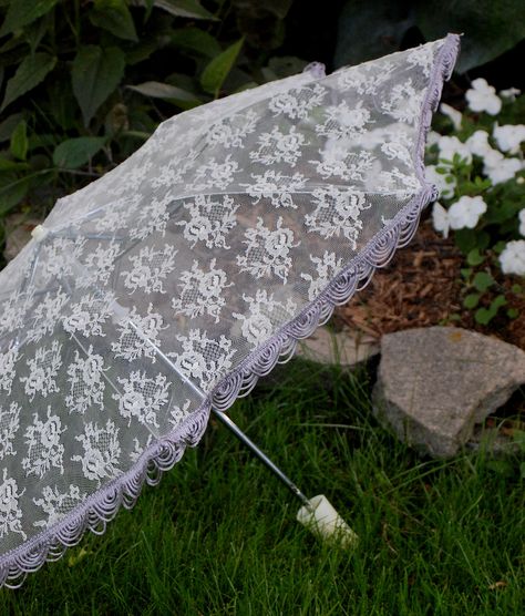 Turning a cheap or broken umbrella into a lace parasol to decorate the bridal shower! What a fabulous idea! Diy Parasol, Parasol Diy, Broken Umbrella, Essence Of Australia Wedding Dress, Fancy Umbrella, Umbrella Photography, Lace Umbrella, Lace Parasol, Essence Of Australia