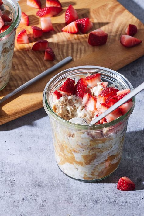 High-Protein Strawberry & Peanut Butter Overnight Oats Are the Best Way to Start Your Day Healthy Oatmeal Recipes Overnight, Strawberry Peanut Butter, Heart Healthy Breakfast, Strawberry Overnight Oats, Peanut Butter Overnight Oats, Easy Breakfast Brunch, Healthy Oatmeal Recipes, Low Cholesterol Recipes, Dessert Smoothie