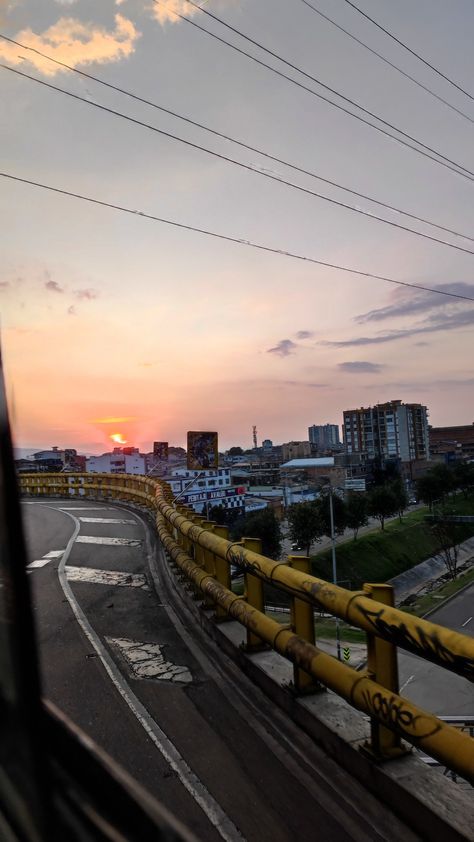 Puente, atardecer, trasmilenio Bogota