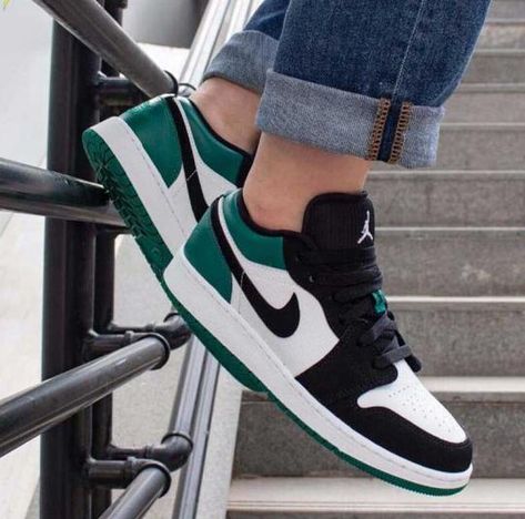 Jordan 1 Low Pine Green, Sb Outfits, Nike Jordan Outfit, Air Jordan 1 Pine Green, Sepatu Air Jordan, Jordan 1 Pine Green, Jordans Outfits, Aj1 Low, Jordan 1 Outfit