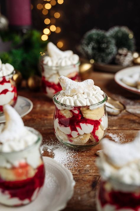 Vanillekipferl-Himbeer-Tiramisu: Ein einfaches Dessert im Glas Christmas Tiramisu, Christmas Gift Exchange Ideas, Gift Exchange Ideas, Dessert Christmas, Winter Dessert, Xmas Desserts, Parfait Desserts, Christmas Buffet, Tiramisu Dessert