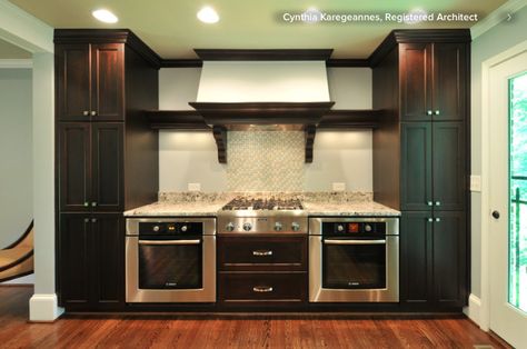 In some modern kitchen designs you'll see slightly raised single ovens set side by side, alone or with a warming drawer underneath. Wall Oven Kitchen, Double Oven Kitchen, Oven Design, Double Ovens, Small Farmhouse, Kitchen Designs Layout, Kitchen Oven, Kitchen Corner, Double Oven