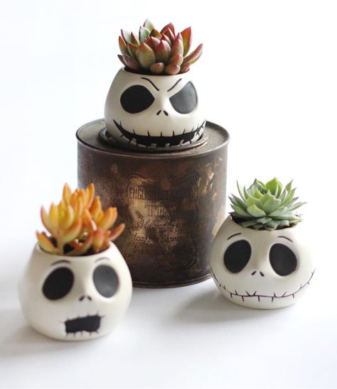 Succulents Table Halloween, Cactus Diy, Tanah Liat, Painted Flower Pots, Clay Art Projects, Diy Clay Crafts, Jack Skellington, Clay Pots, Diy Clay